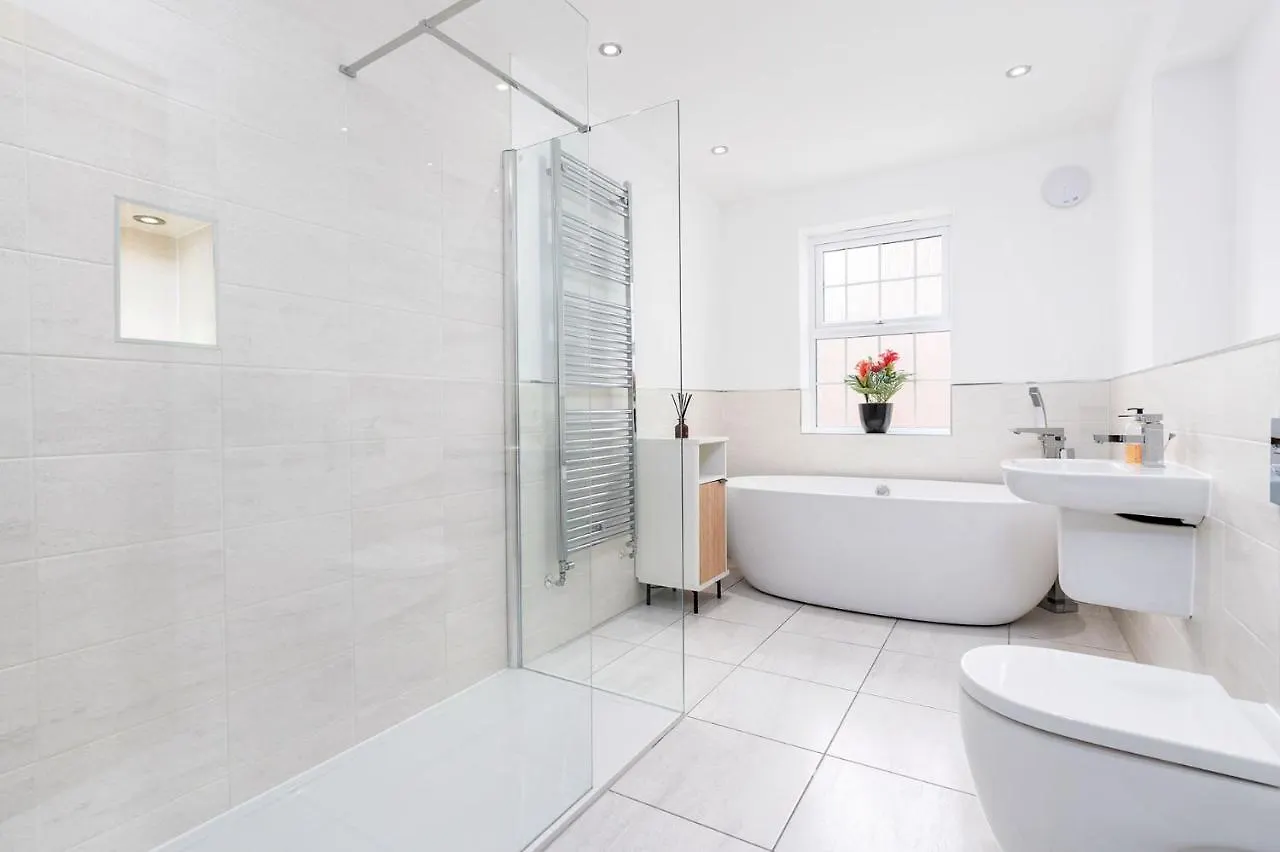 Beautiful Big Family Home - Sleeps 10, Park 3 Cars Meanwood