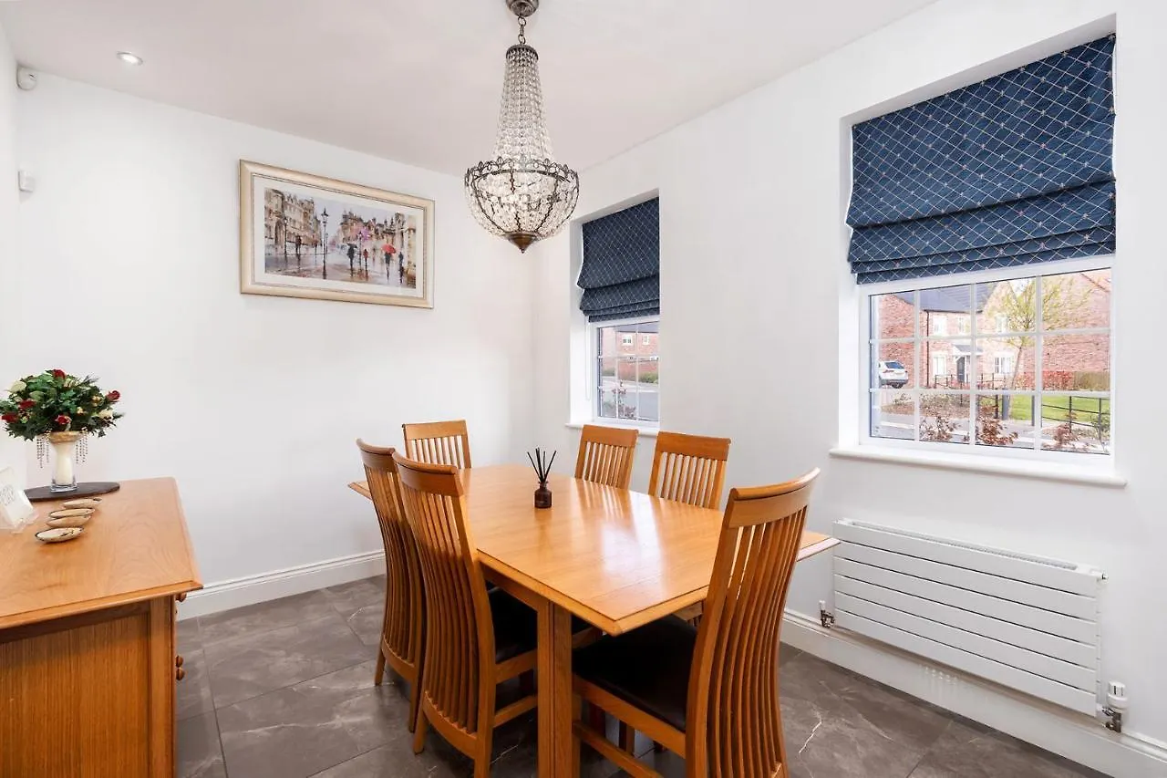Beautiful Big Family Home - Sleeps 10, Park 3 Cars Meanwood 0*,