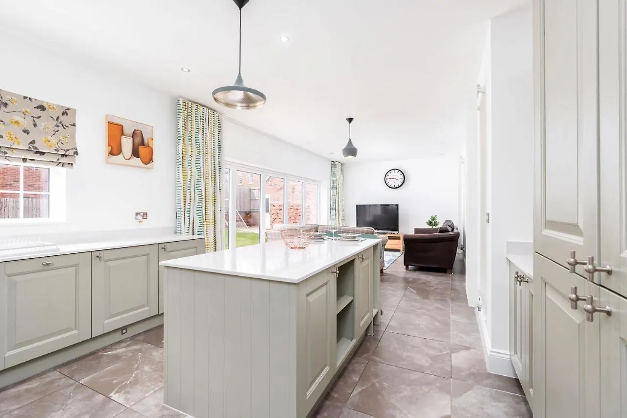 Beautiful Big Family Home - Sleeps 10, Park 3 Cars Meanwood United Kingdom
