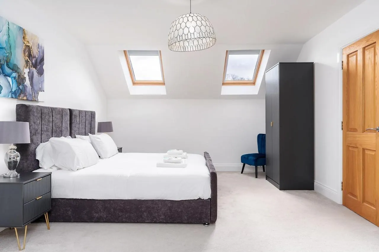 Holiday home Beautiful Big Family Home - Sleeps 10, Park 3 Cars Meanwood