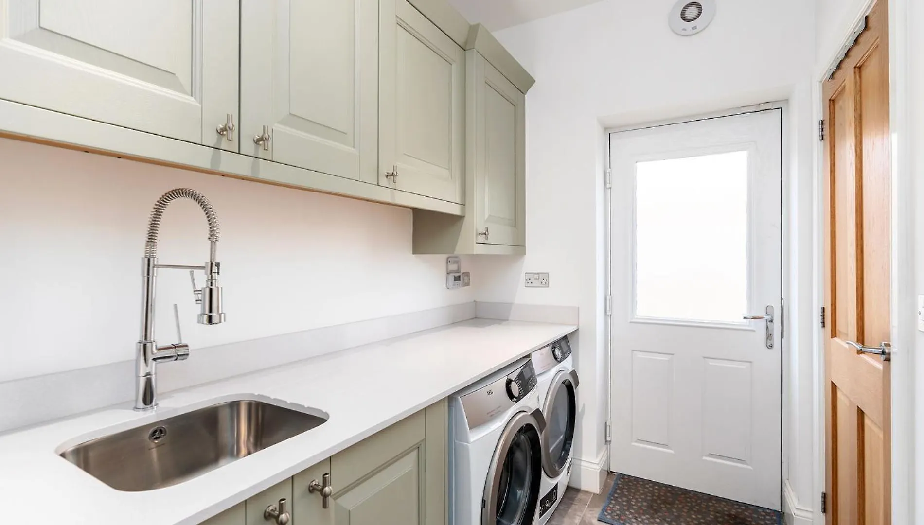 Beautiful Big Family Home - Sleeps 10, Park 3 Cars Meanwood